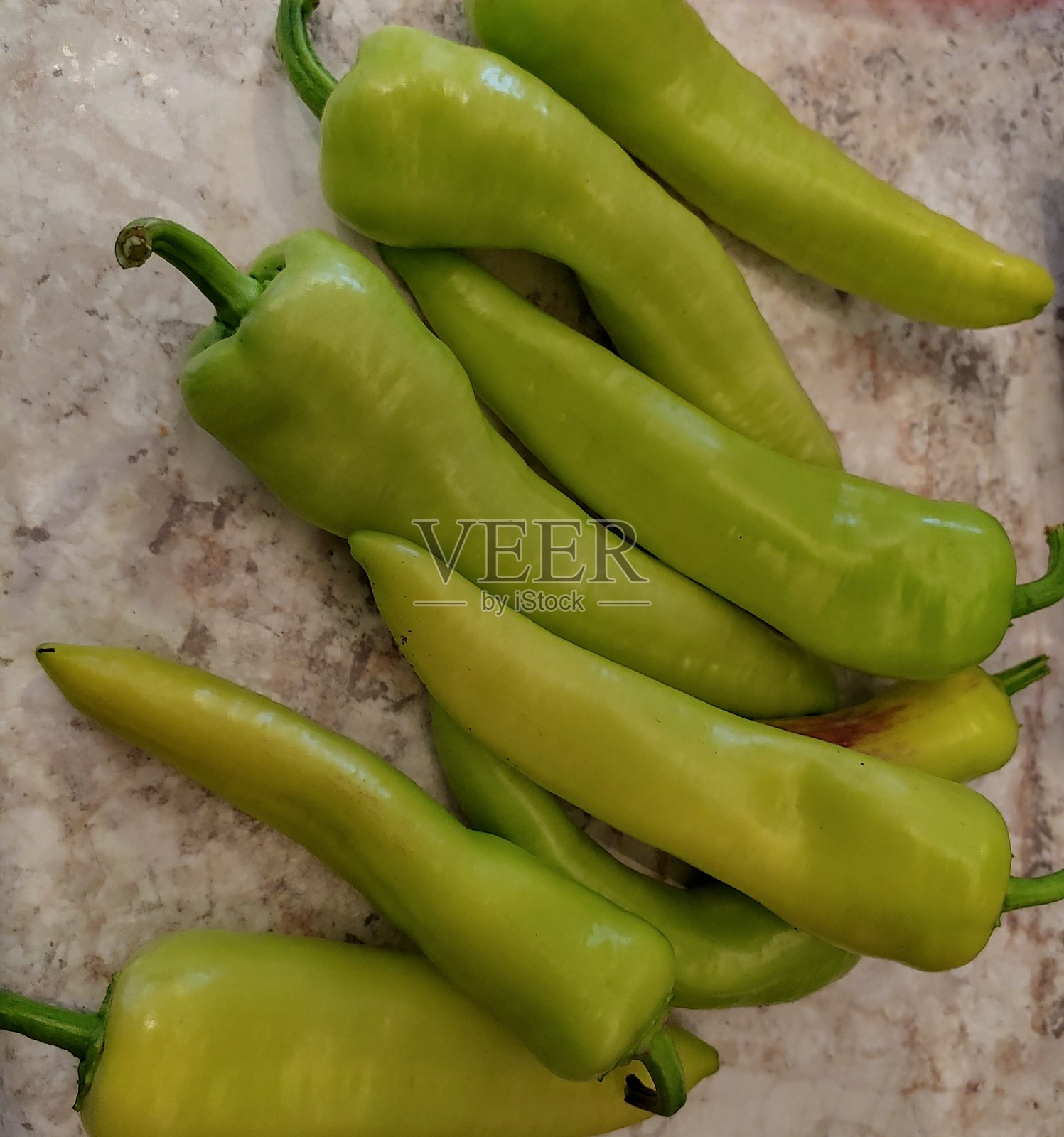 工作台上新鲜采摘的阿纳海姆辣椒照片摄影图片