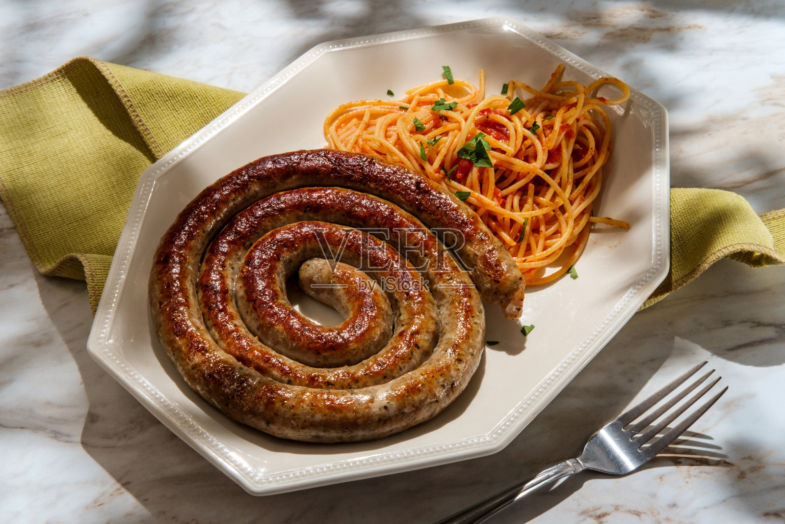 意大利螺旋香肠意大利面照片摄影图片