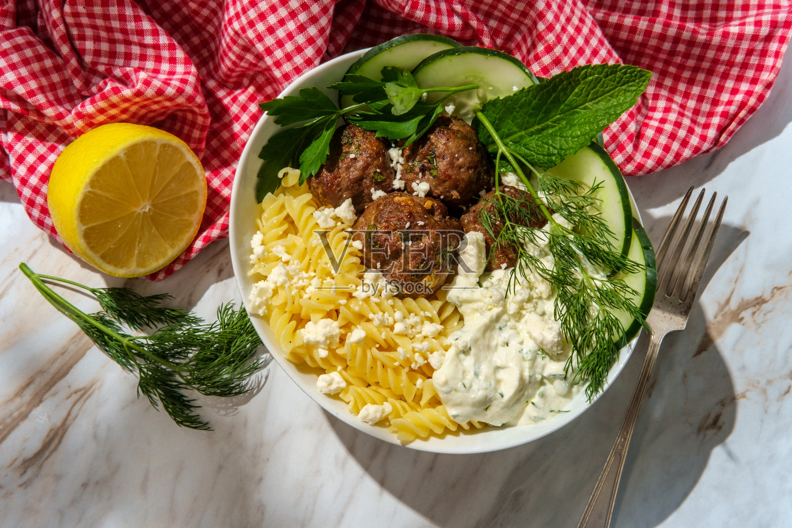 希腊肉丸酸奶沙司照片摄影图片