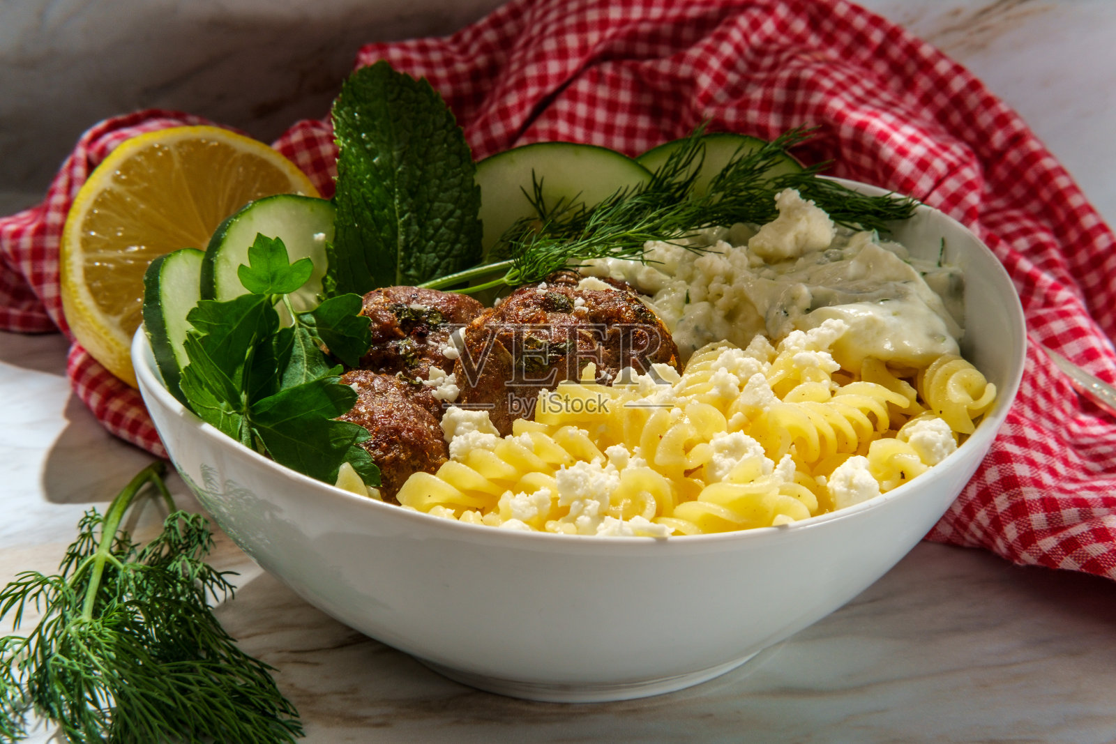 希腊肉丸酸奶沙司照片摄影图片