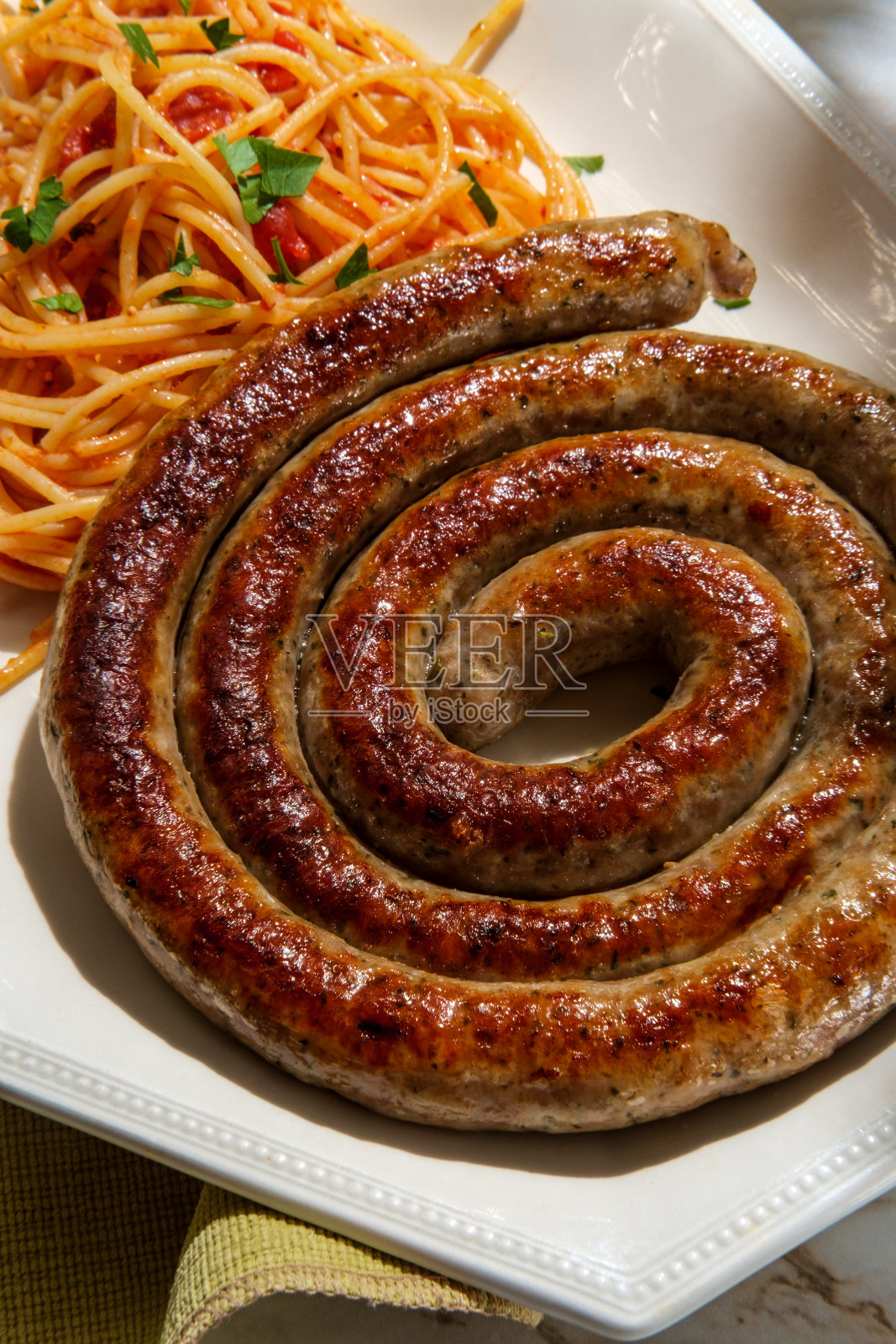 意大利螺旋香肠意大利面照片摄影图片