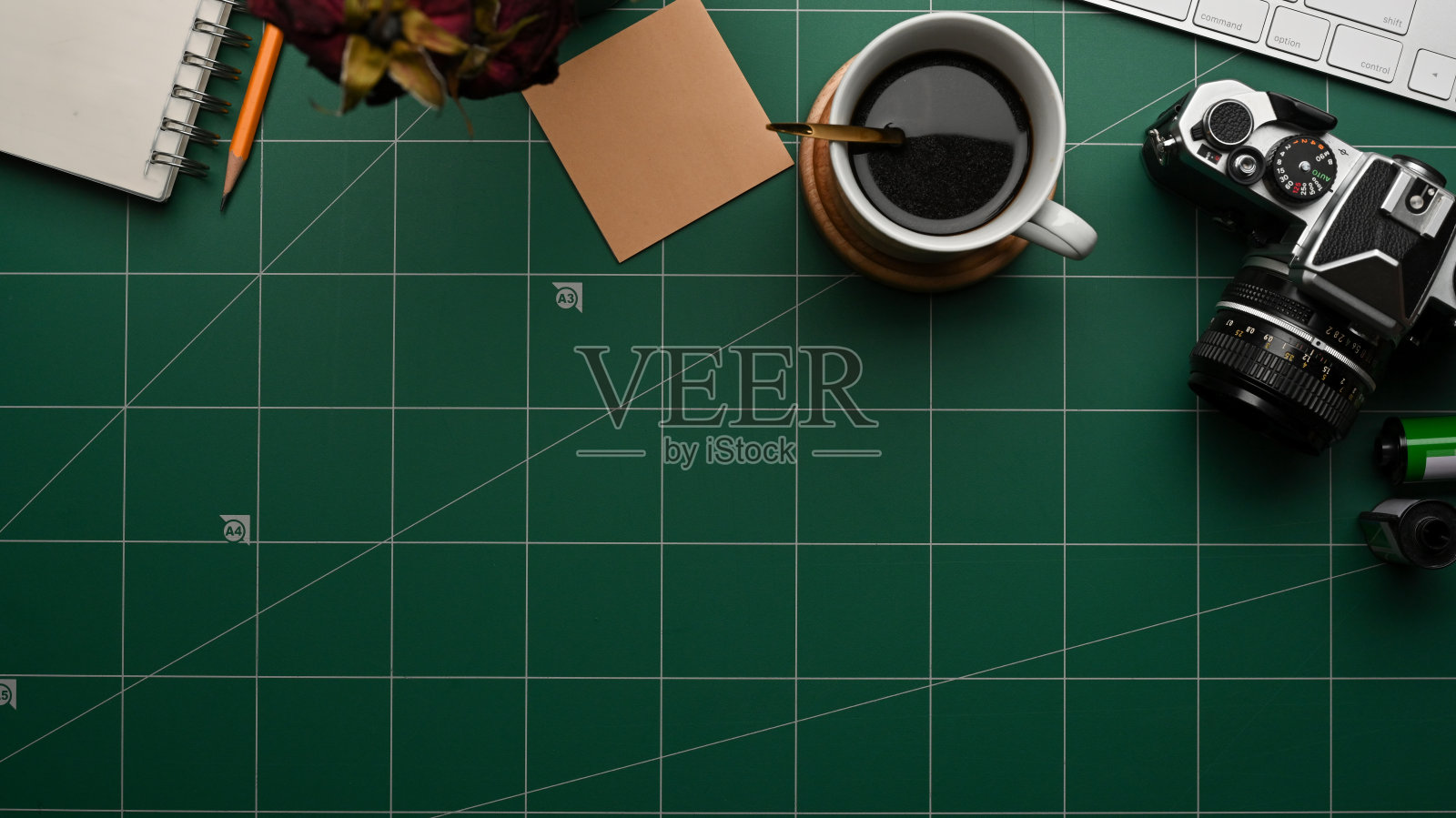 工作空间与咖啡杯，相机，文具和复制空间切板照片摄影图片
