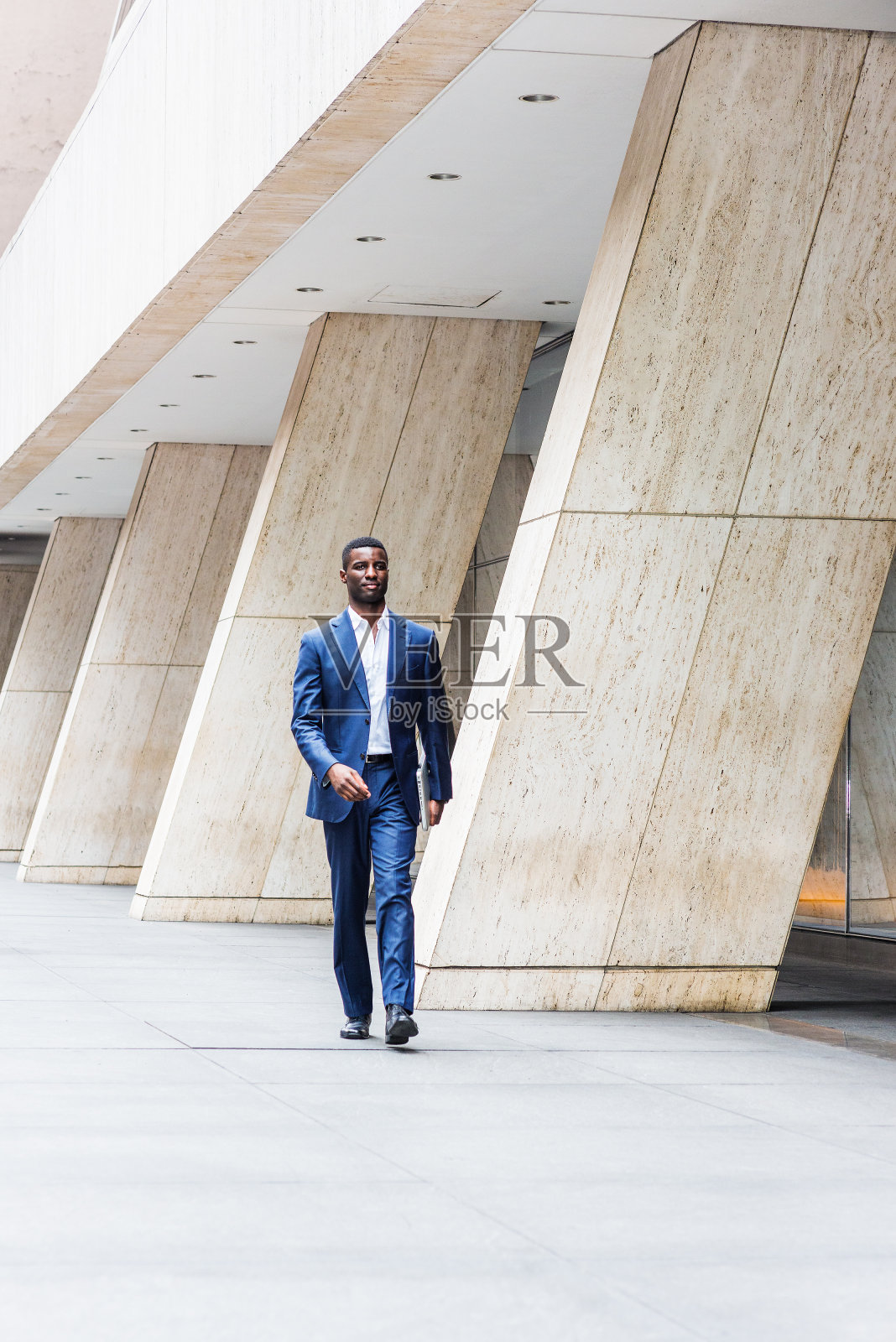 年轻英俊的非裔美国商人在纽约旅行，工作照片摄影图片