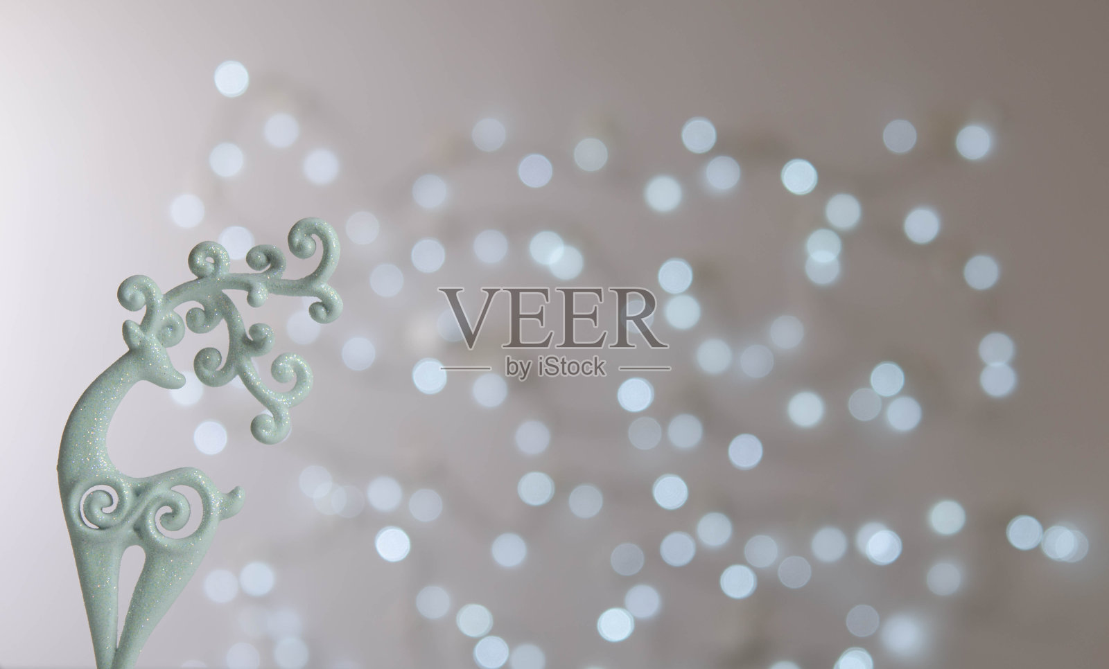 白鹿。散景。新年的魔法。圣诞树的玩具照片摄影图片