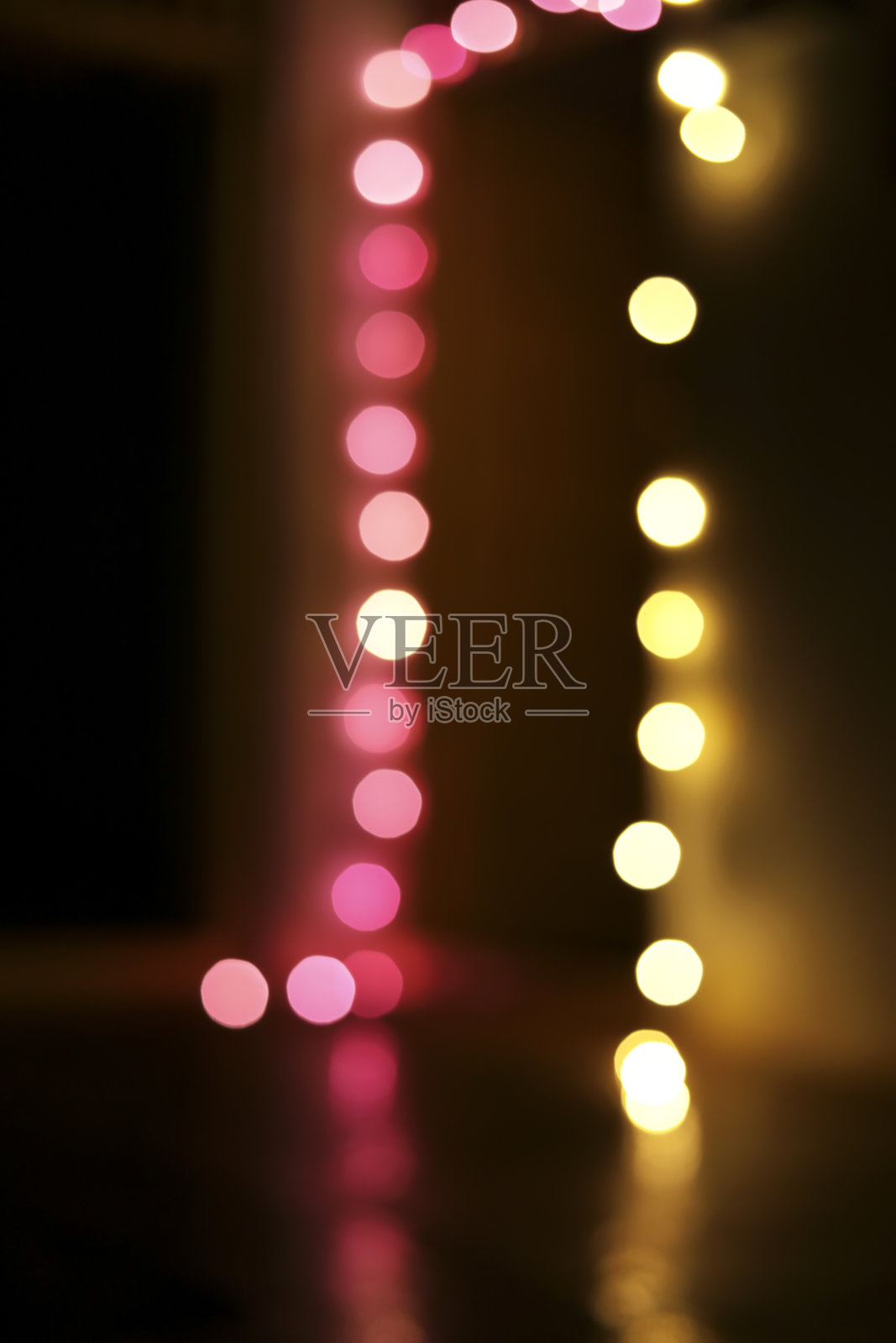 排灯节圣诞节和婚姻装饰红色，黄色的LED灯与小散景效果照片摄影图片