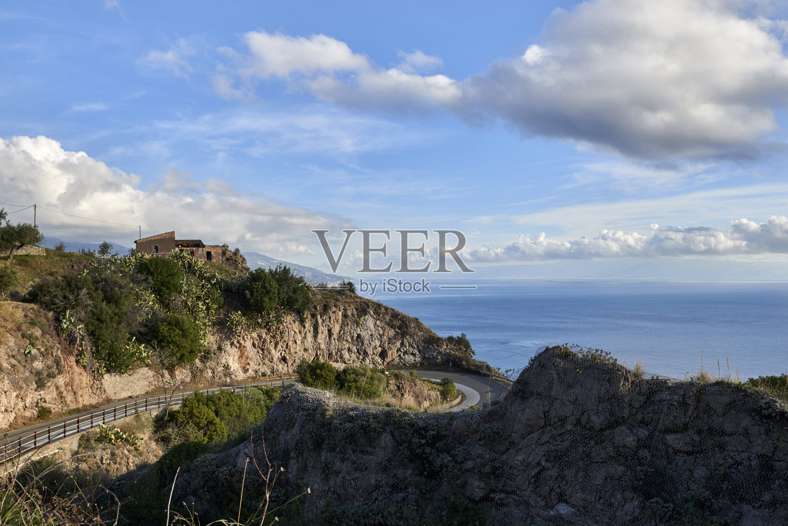 全景上是废弃的乡村老房子照片摄影图片