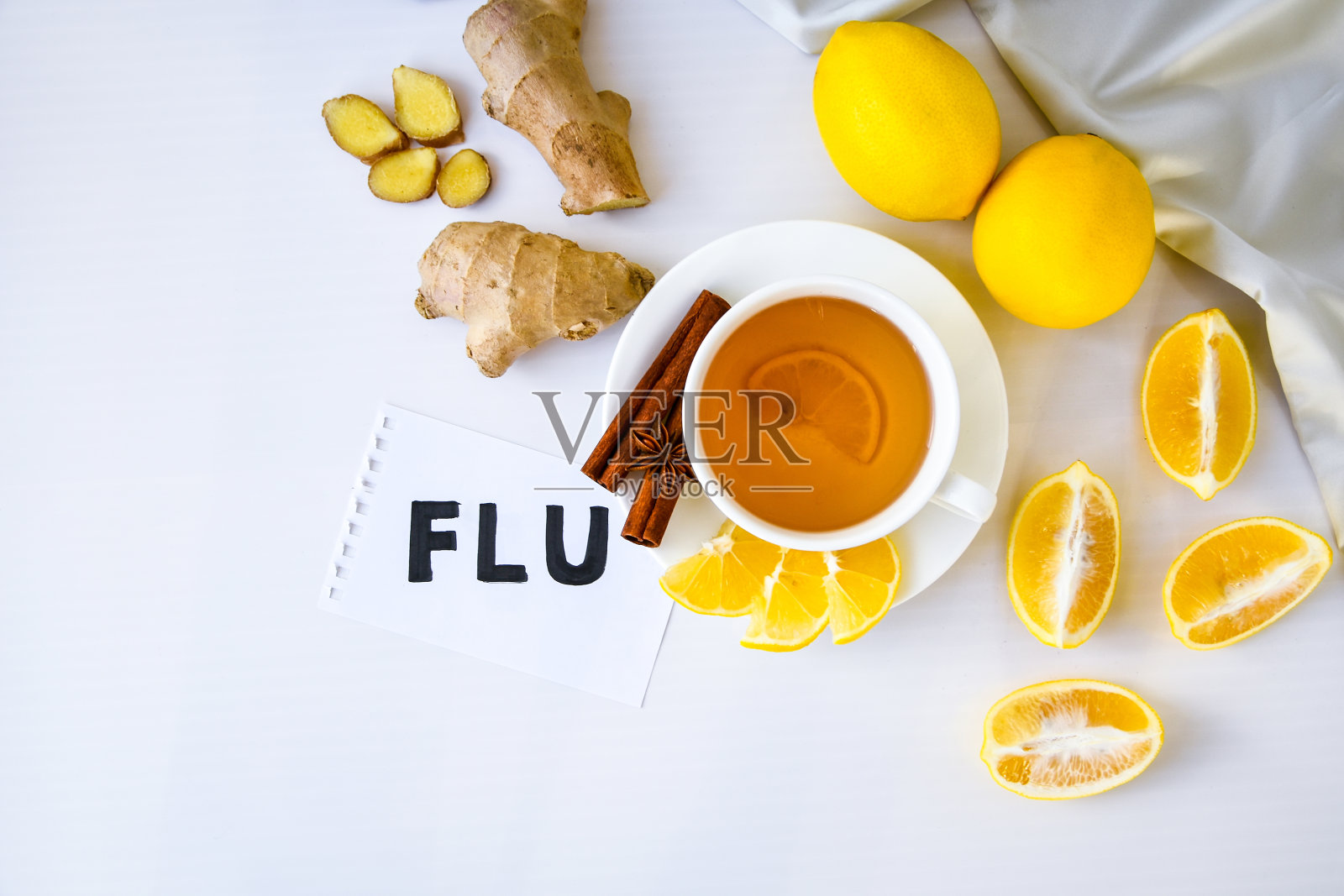 感冒-写在纸上的产品中治疗普通感冒-柠檬，生姜，甘菊茶。天然维生素饮料照片摄影图片