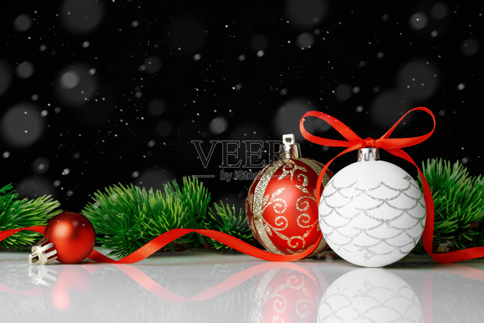 两个圣诞球与冷杉树在黑色的背景照片摄影图片