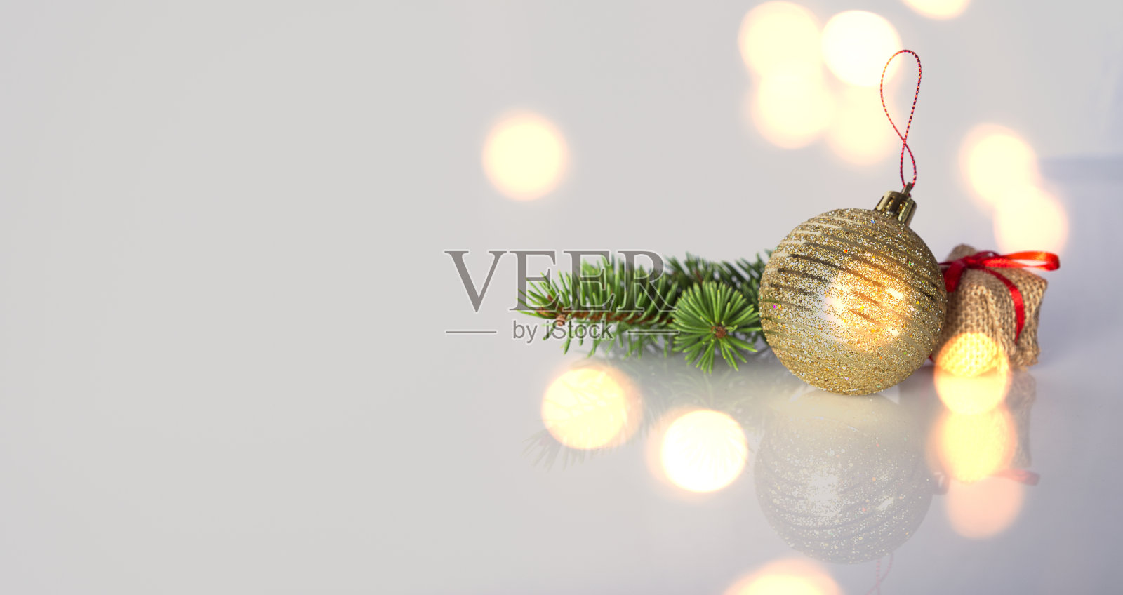 白色圣诞节的背景。闪亮的圣诞树球和圣诞树的树枝照片摄影图片