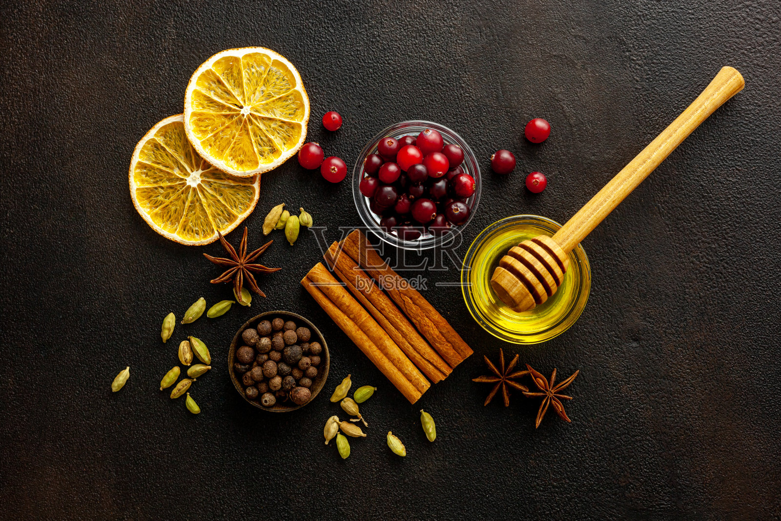 各种香料用于制作热酒。照片摄影图片