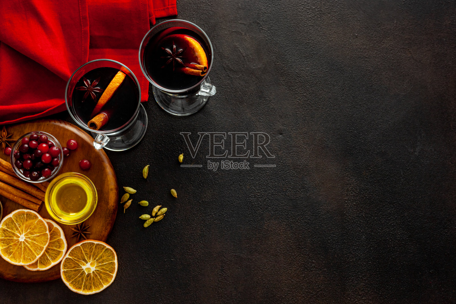 圣诞节用玻璃杯盛的热饮——热红酒照片摄影图片