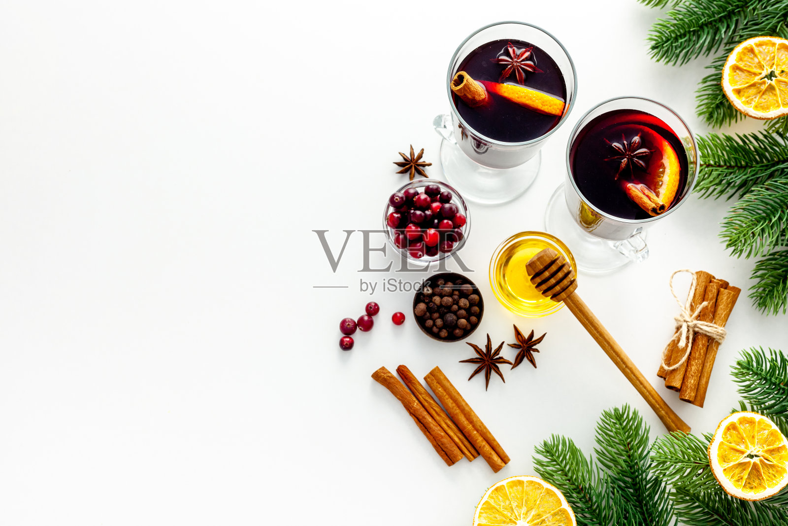 一种用红酒、香料和柑橘类水果制成的冬季圣诞热饮。照片摄影图片