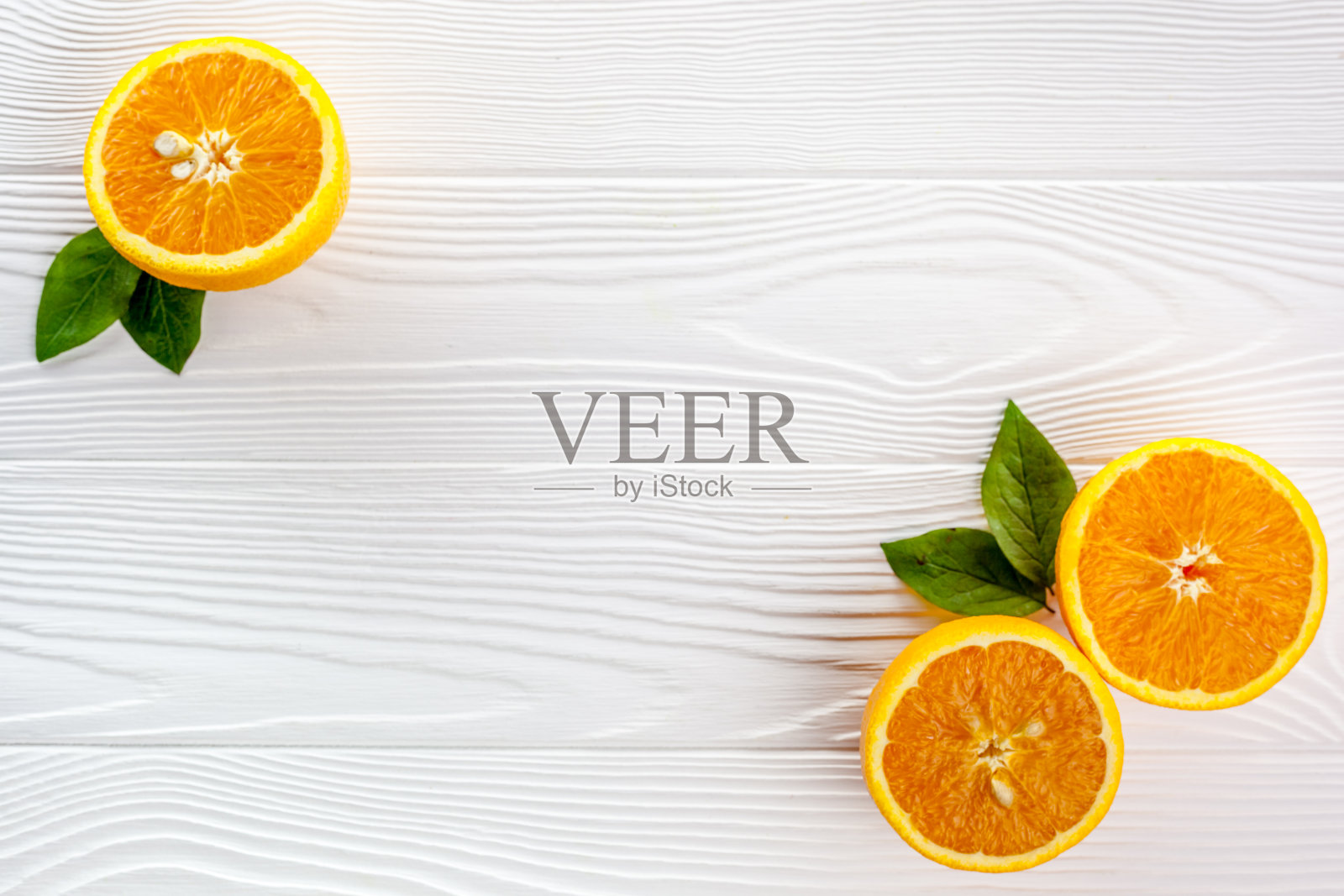 白色的桌子上放着橘子片照片摄影图片