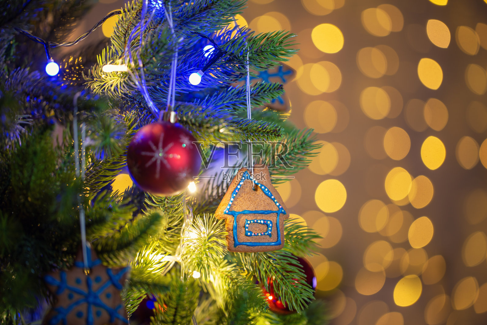 自制姜饼装饰圣诞树，选择性聚焦照片摄影图片