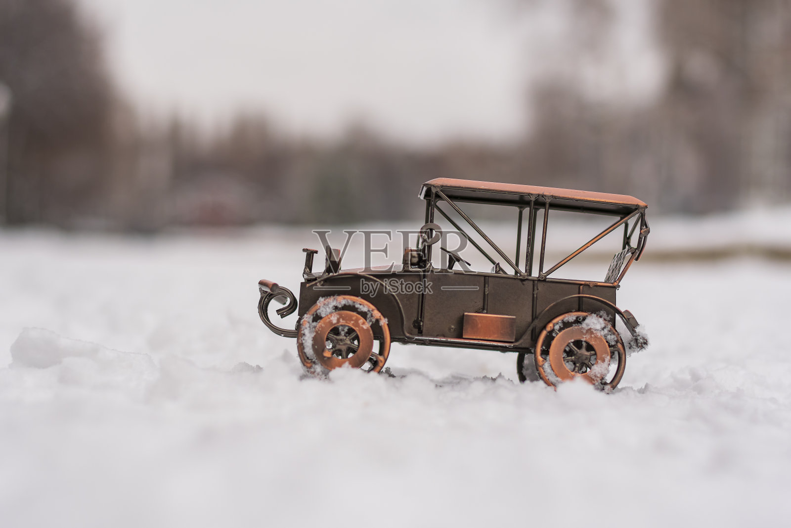 金属模型玩具复古汽车站在雪地上的抽象背景照片摄影图片