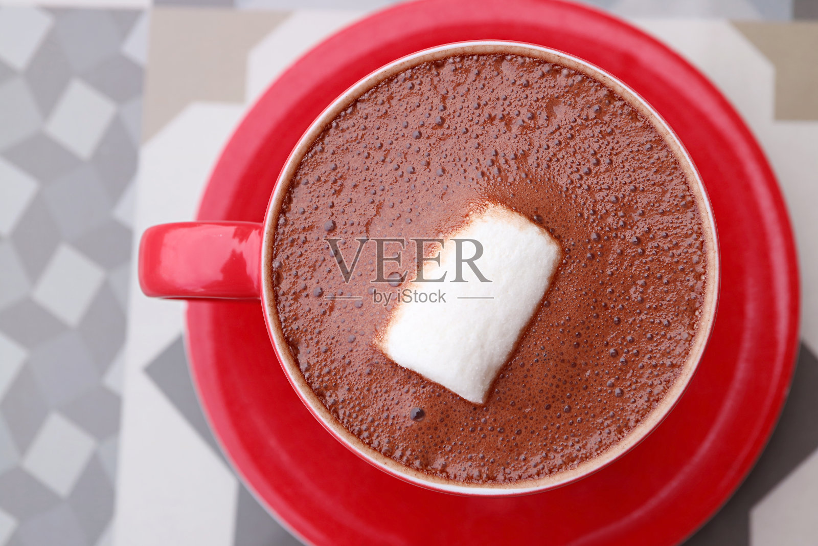 顶视图一杯热巧克力与一个漂浮的白色棉花糖照片摄影图片