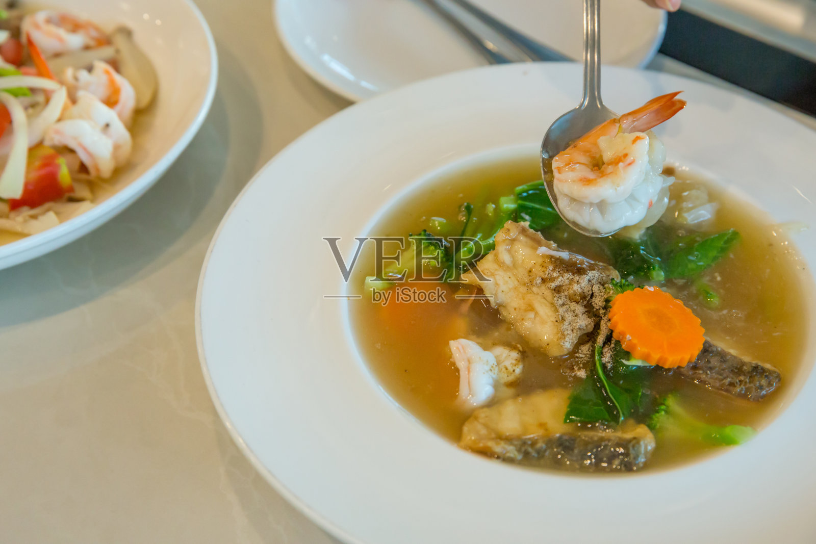 鲜虾鲈鱼炒面，重点选择照片摄影图片