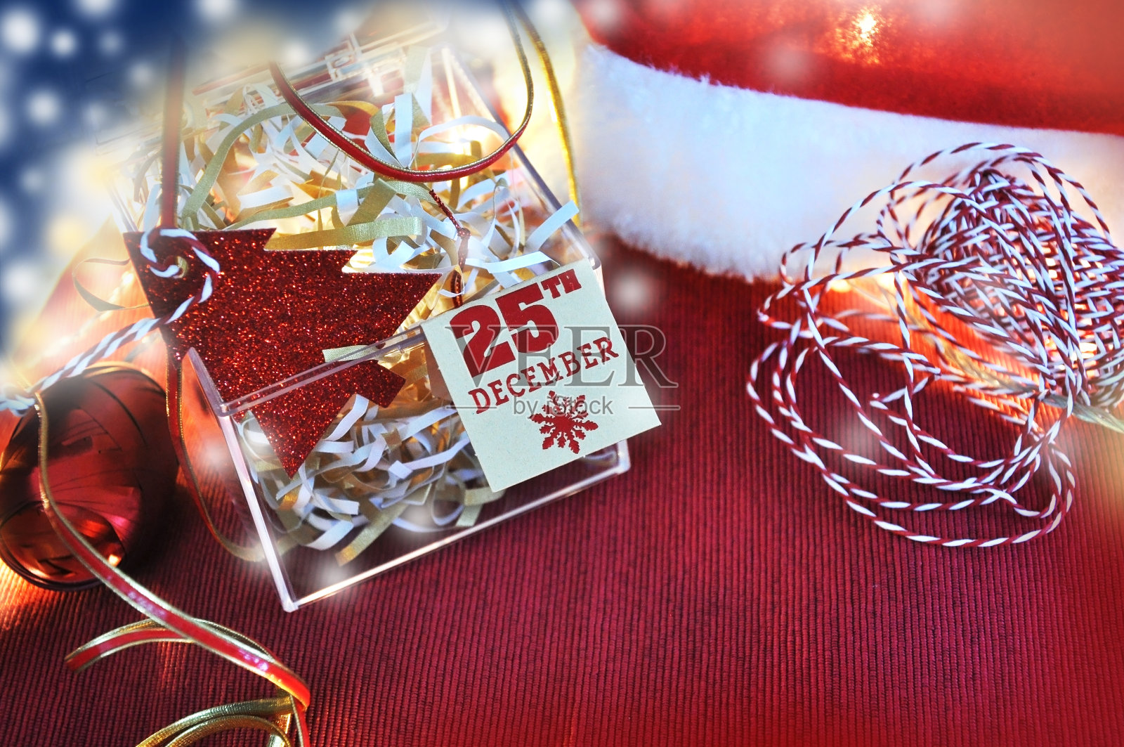 圣诞节装饰与复制空间上的红色背景照片摄影图片