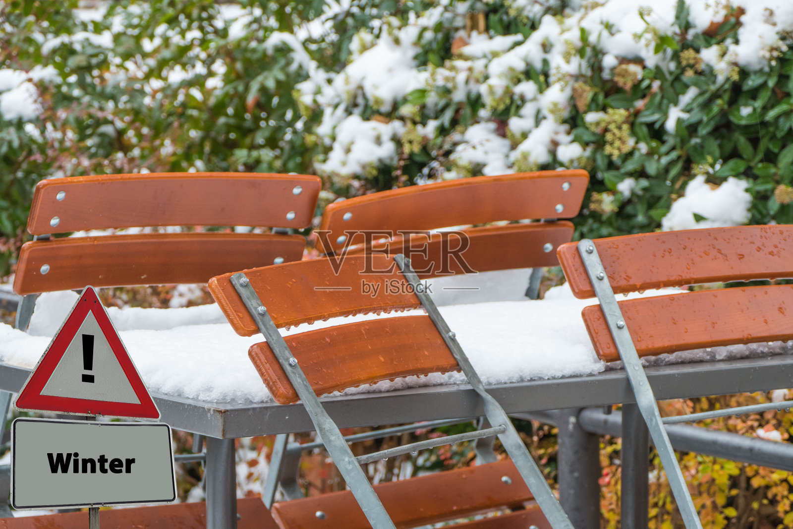 在家具前标明“冬天”照片摄影图片