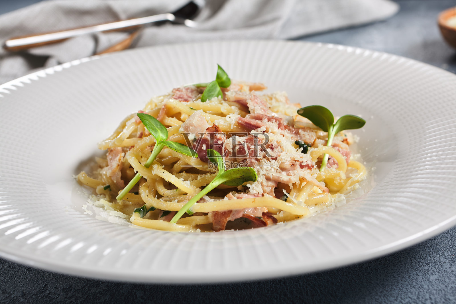 加培根和蔬菜的意大利通心粉照片摄影图片