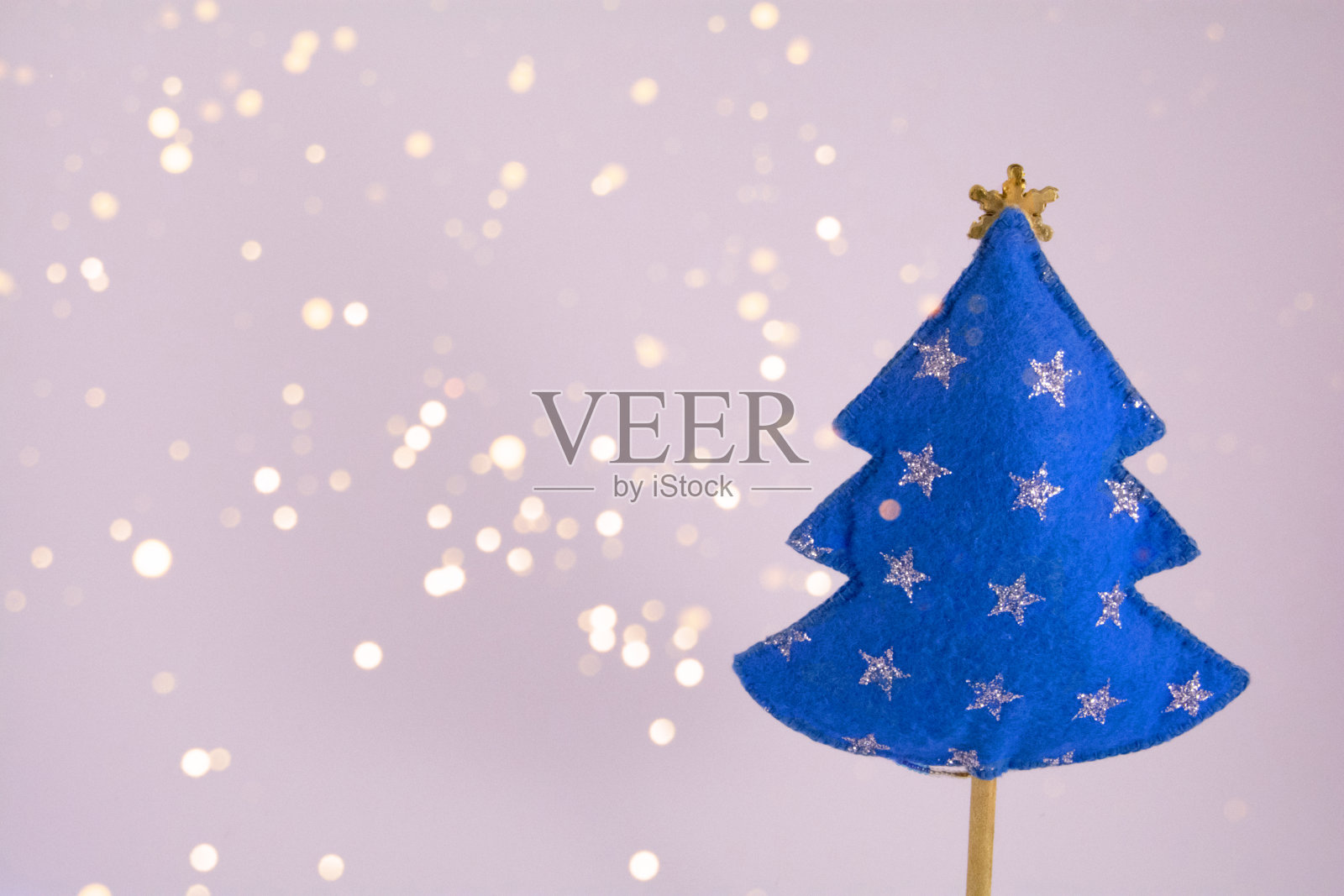 白色背景和灯光的圣诞树照片摄影图片