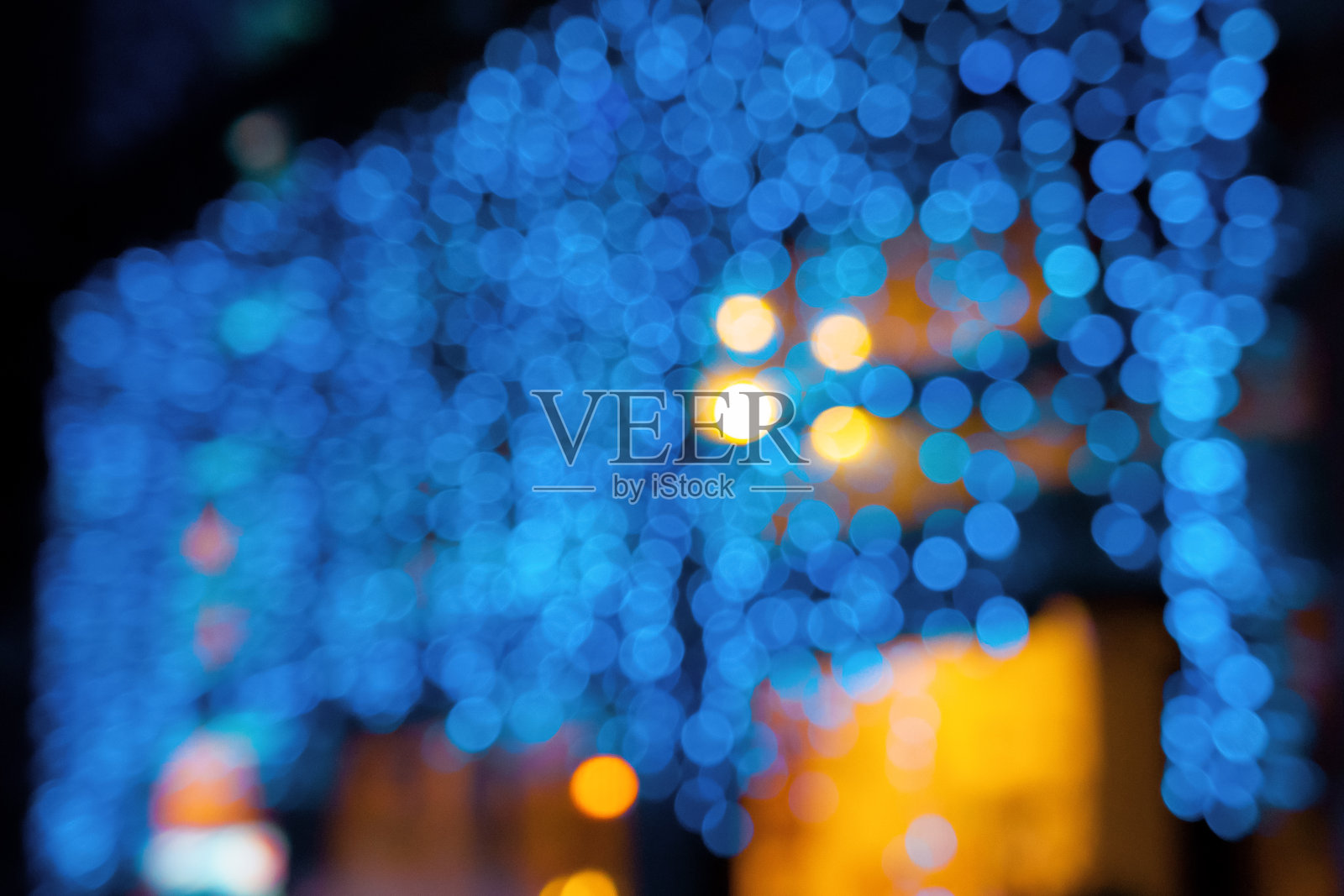 街上蓝色模糊的圣诞彩灯照片摄影图片