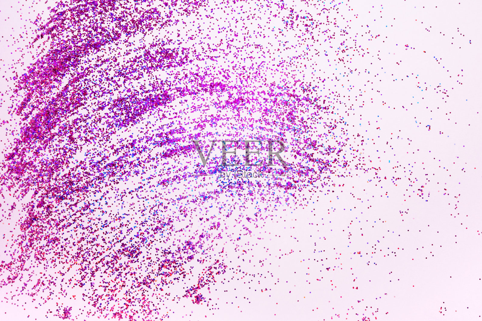 抽象极简主义亮粉色背景。粉红色的亮片散布在粉红色的背景上。新年或圣诞节的概念。贺卡照片摄影图片