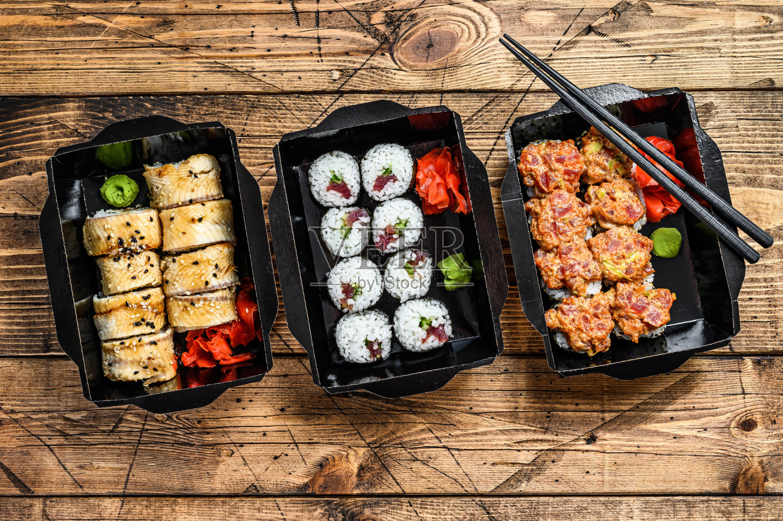 日本料理外卖，套餐外卖盒。木制背景。俯视图照片摄影图片