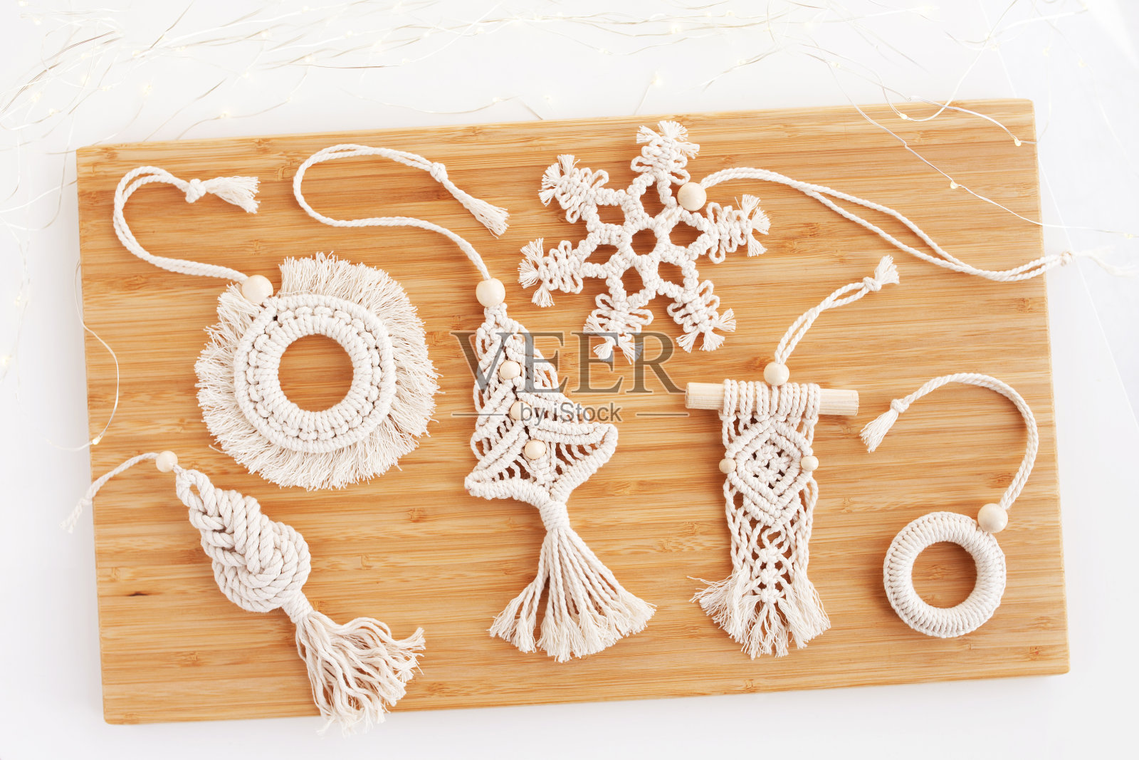 圣诞流苏花边装饰。圣诞树，戒指，雪花的风格macramé。天然材料-棉线，木珠。生态装饰、饰品、手工装饰。寒假照片摄影图片