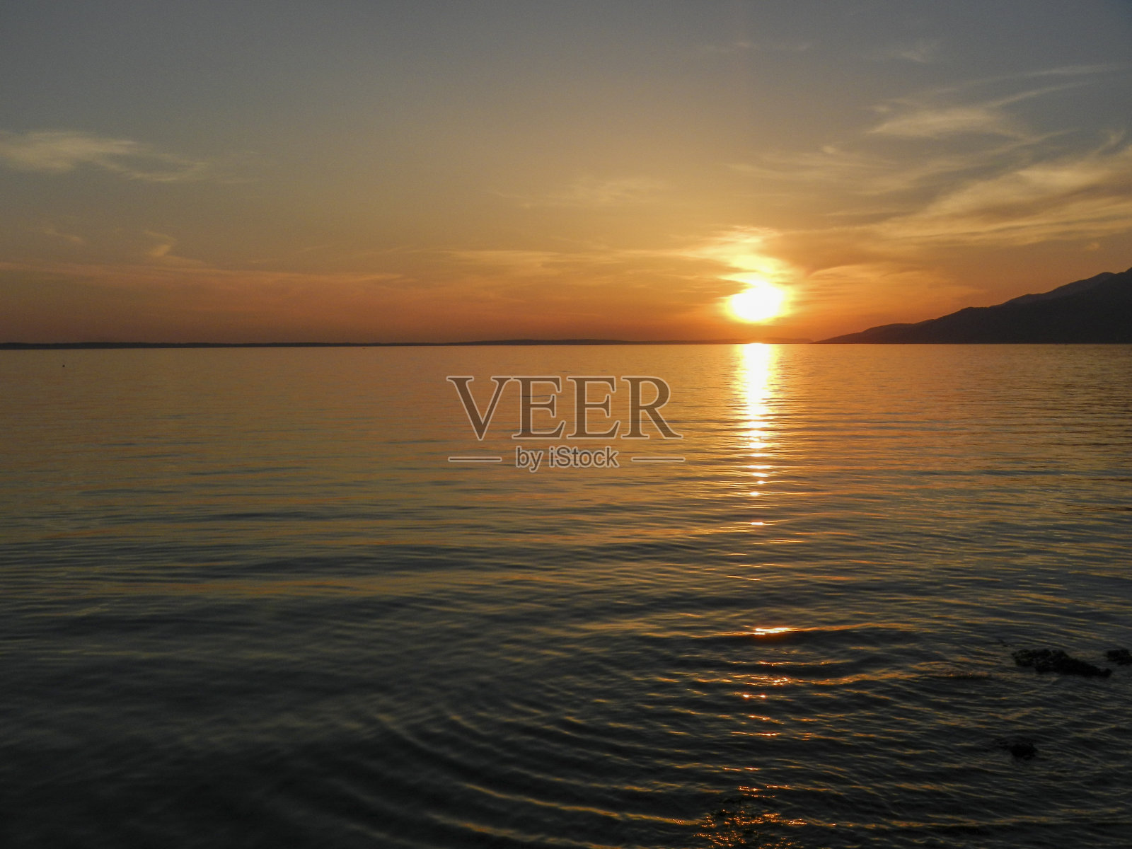 美丽的日落在地平线上照片摄影图片