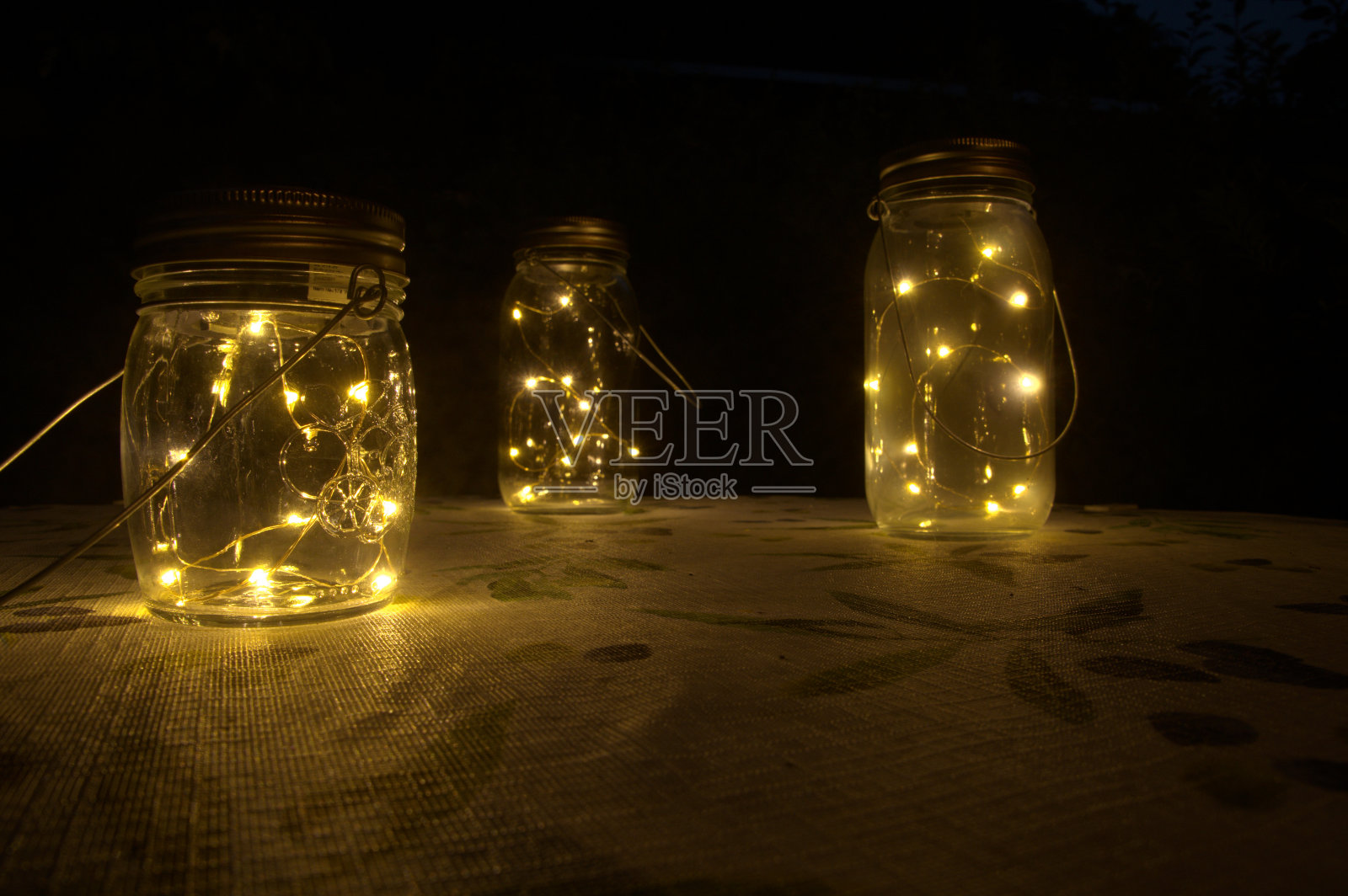 晚上花园桌子上的LED灯照片摄影图片