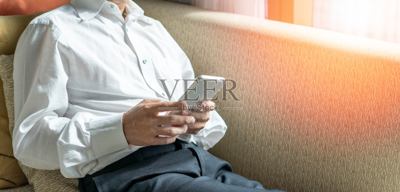 商人使用数字平板电脑在家工作wfh。商人从任何地方工作的概念。照片摄影图片