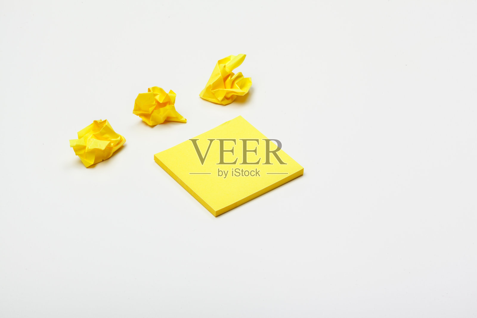 白色桌子上的皱巴巴的纸在办公室概念头脑风暴照片摄影图片