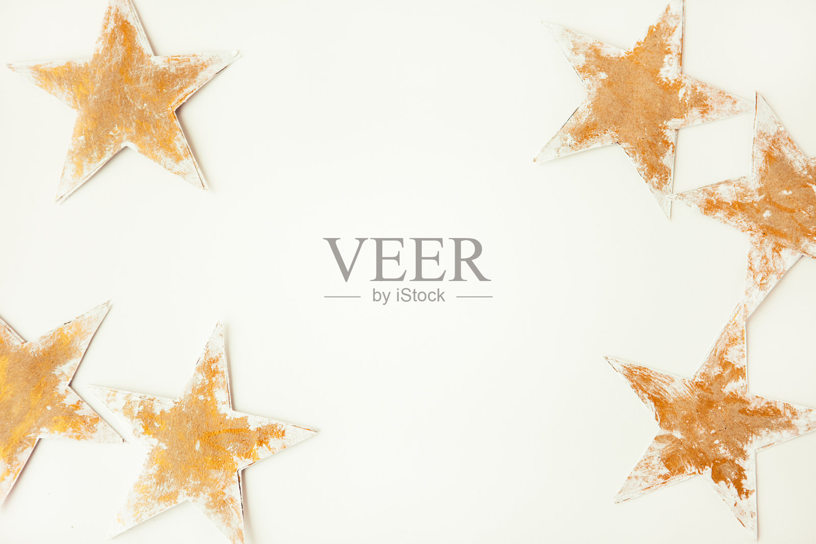 白色背景上的金色星星。圣诞星。文本复制空间照片摄影图片