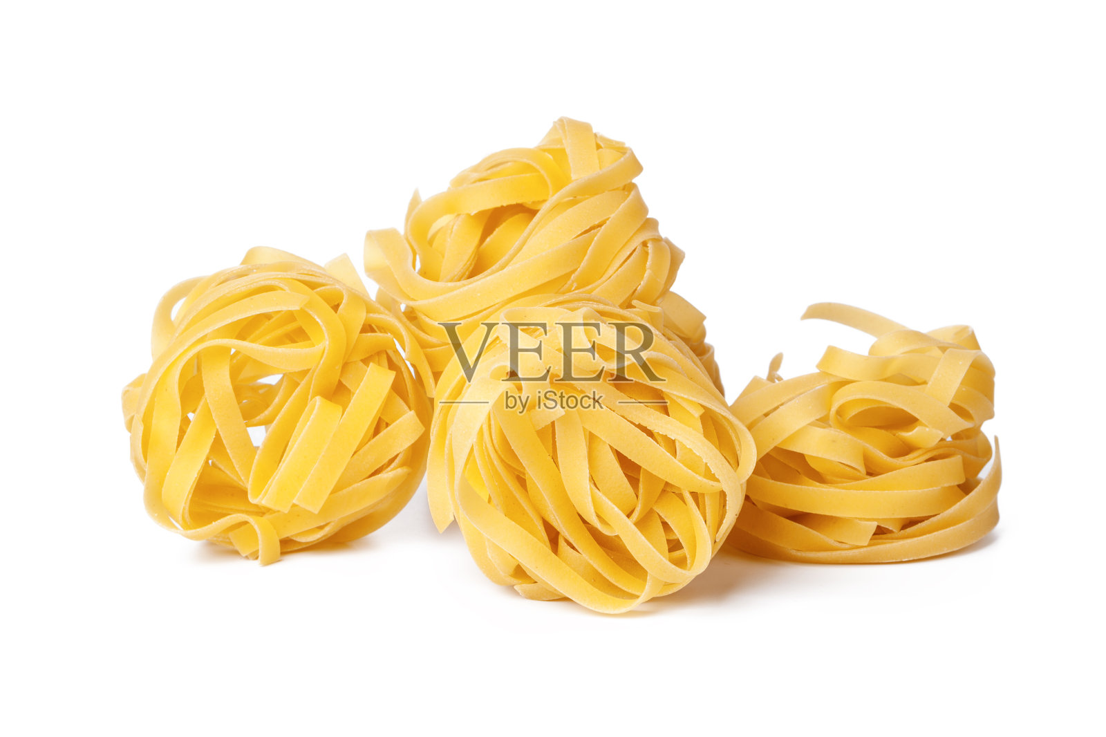 白色背景上的意大利面。关闭了。有创意的照片。照片摄影图片
