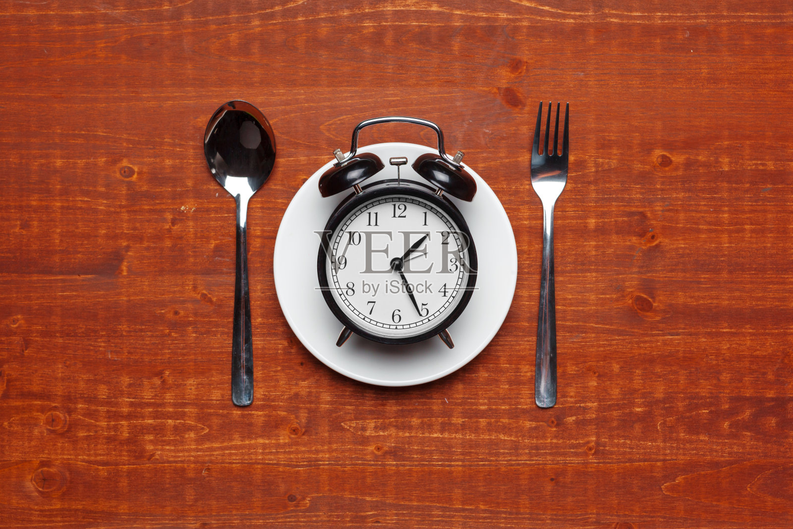 由闹钟、盘子、器皿组成照片摄影图片