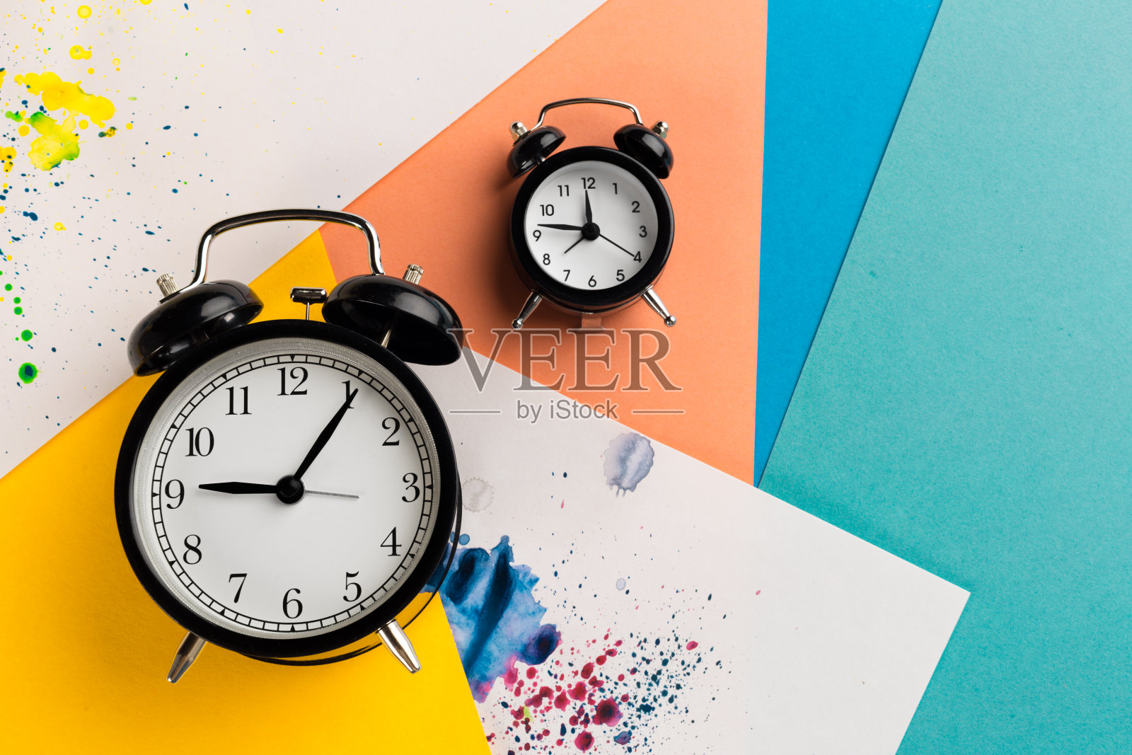 古董黑色闹钟上的一个彩色块背景照片摄影图片