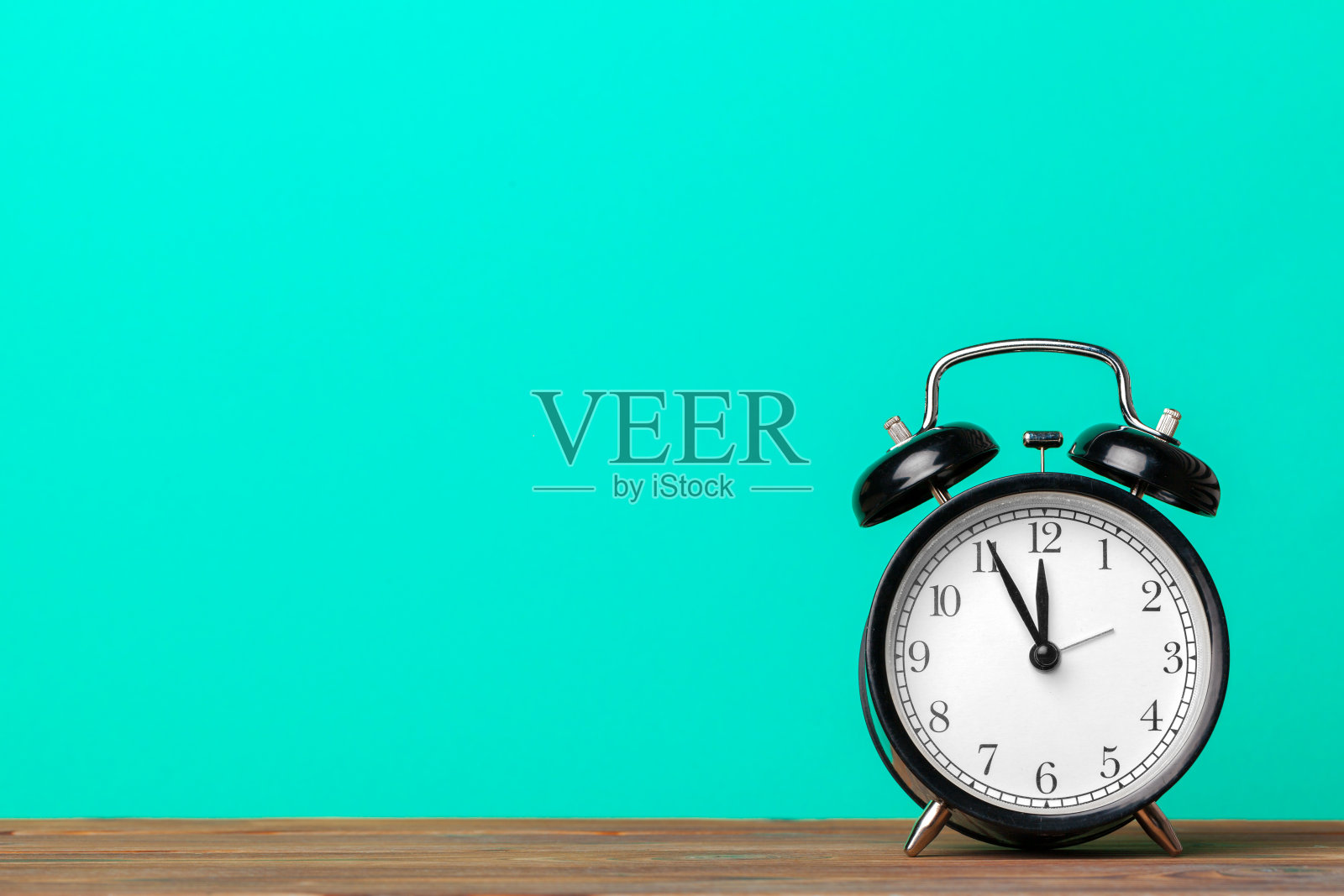 桌子上的闹钟。有创意的照片。照片摄影图片