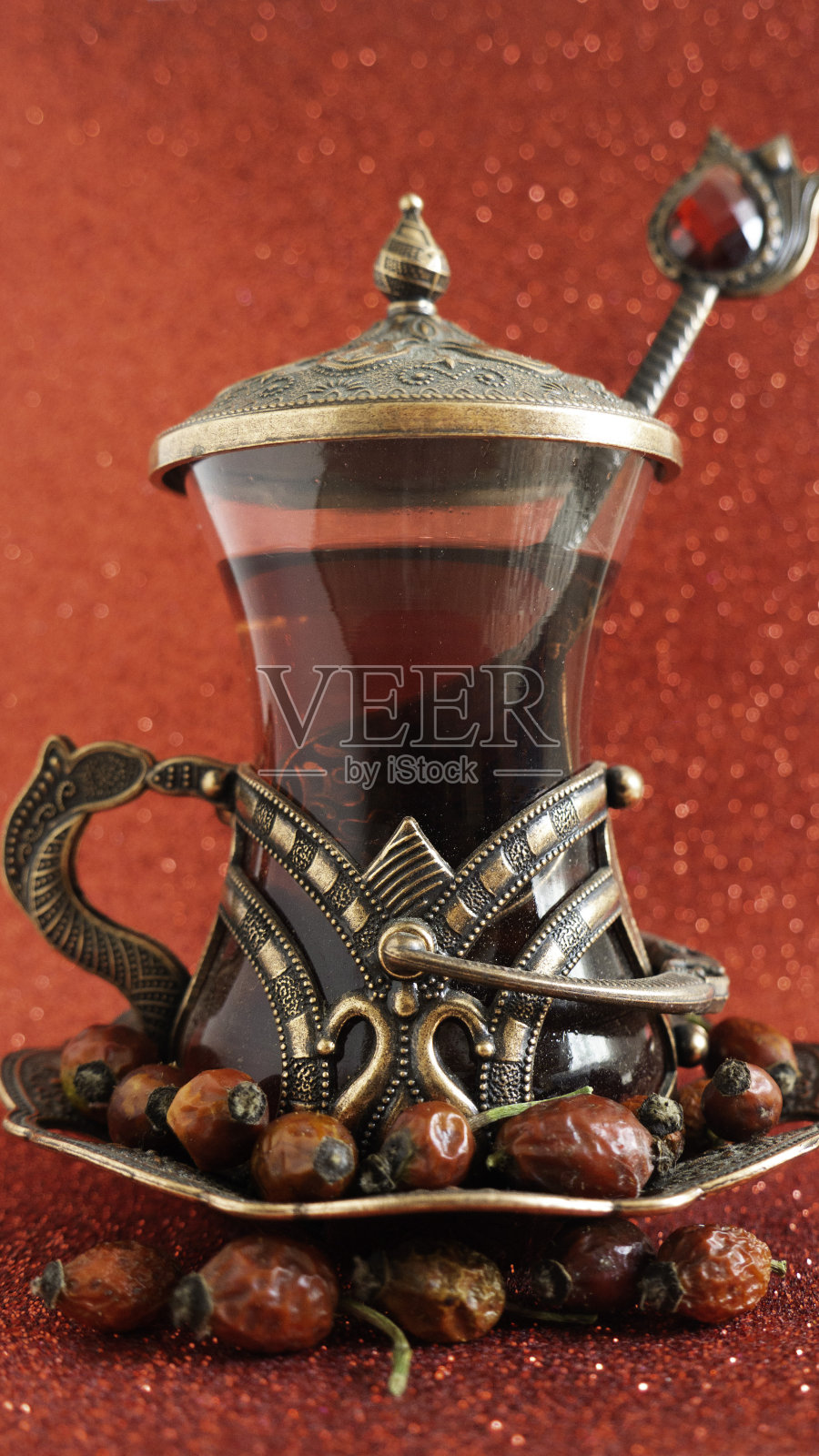 红色背景上的土耳其式茶杯。照片摄影图片