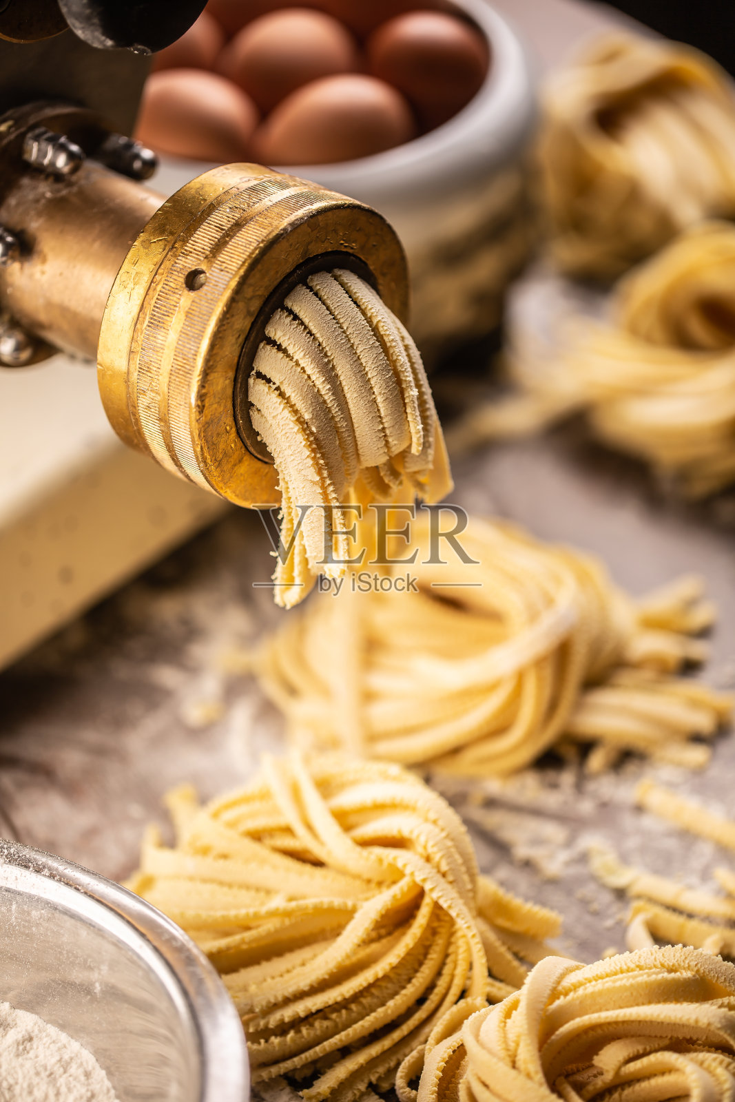 制作一种新鲜的意大利面，用于制作意大利面。照片摄影图片