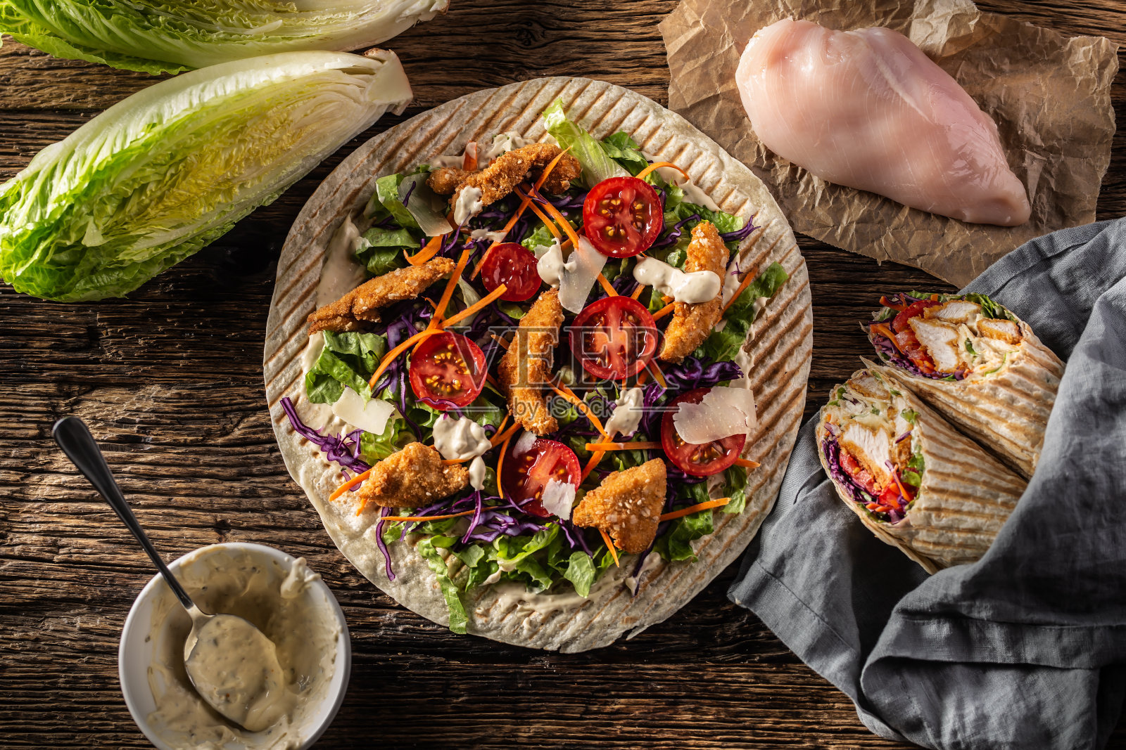 俯视图开放玉米饼鸡块，奇瑞番茄，红卷心菜，沙拉，胡萝卜条纹和帕尔玛干酪屑。照片摄影图片