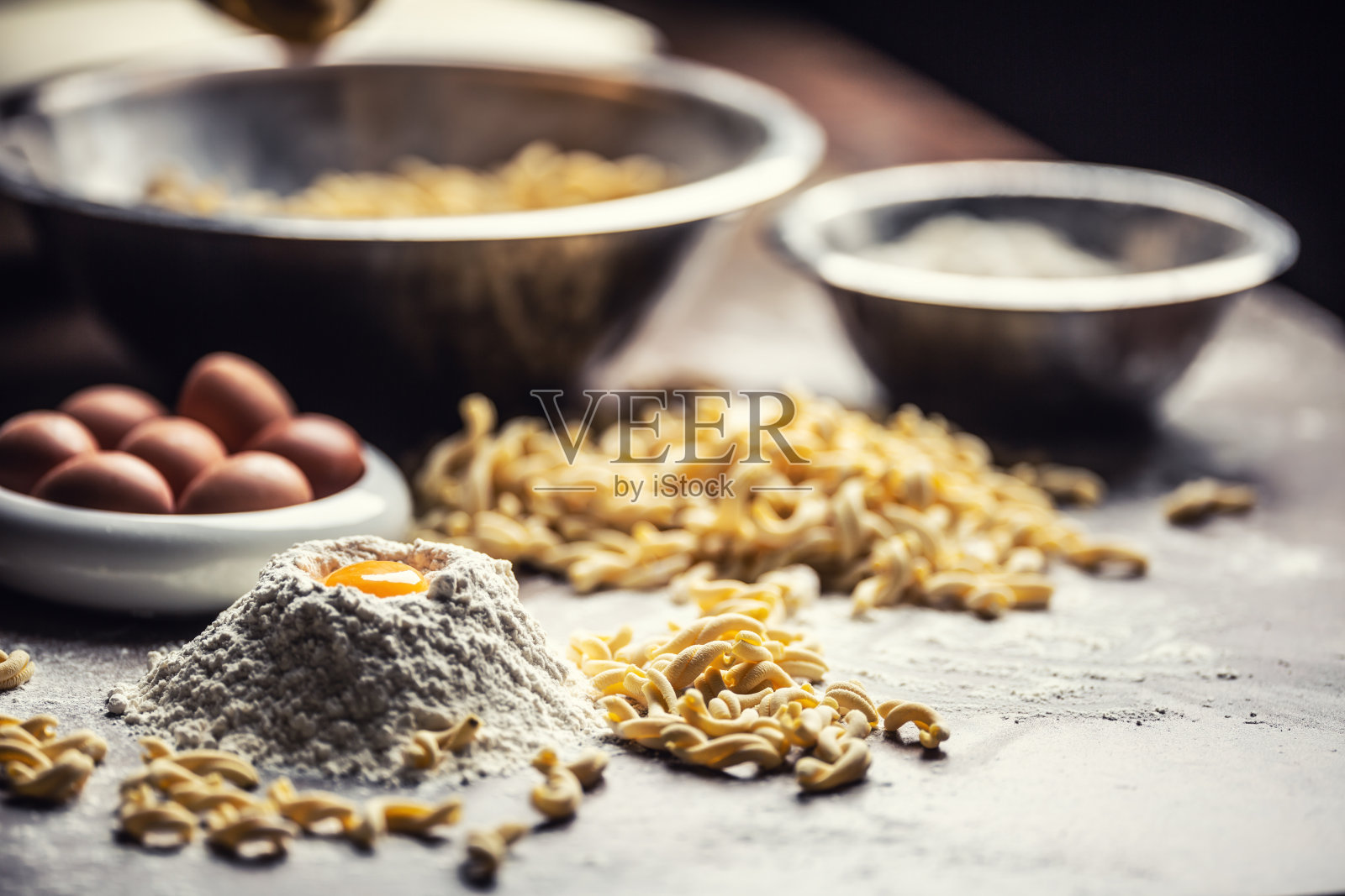 意大利蛋面的原料包括蛋黄，面粉和碗。照片摄影图片