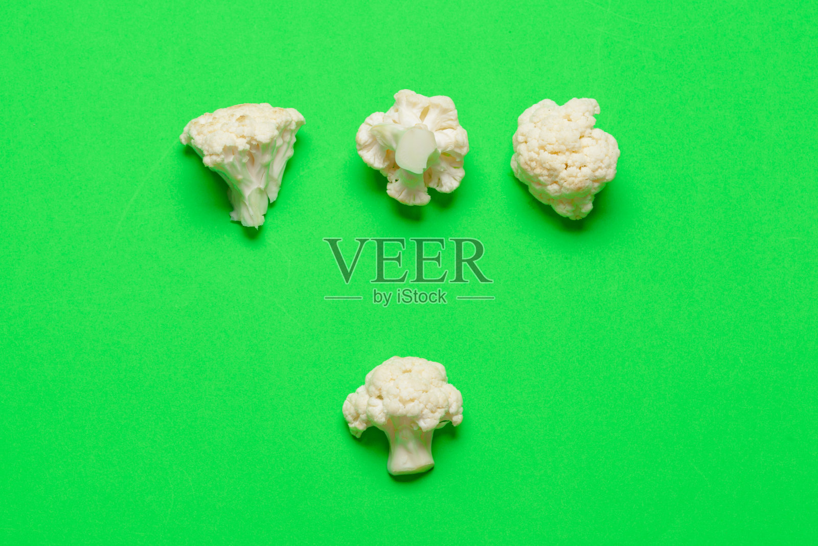 菜花在明亮的绿色背景上照片摄影图片