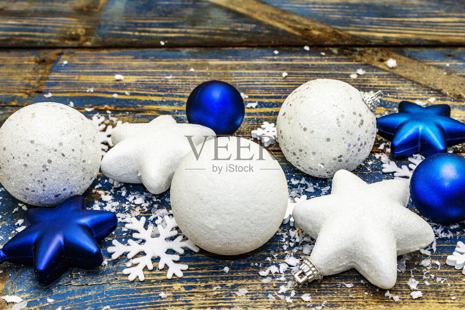 白色和蓝色的圣诞球和星星，冷杉树枝和雪花照片摄影图片