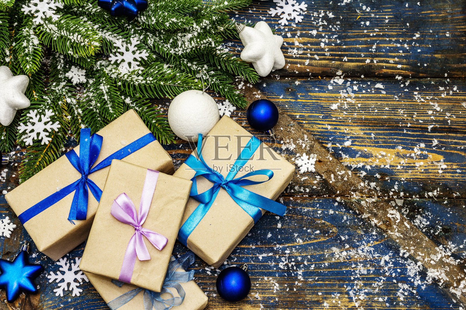 白色和蓝色的圣诞球和星星，冷杉树枝和雪花照片摄影图片