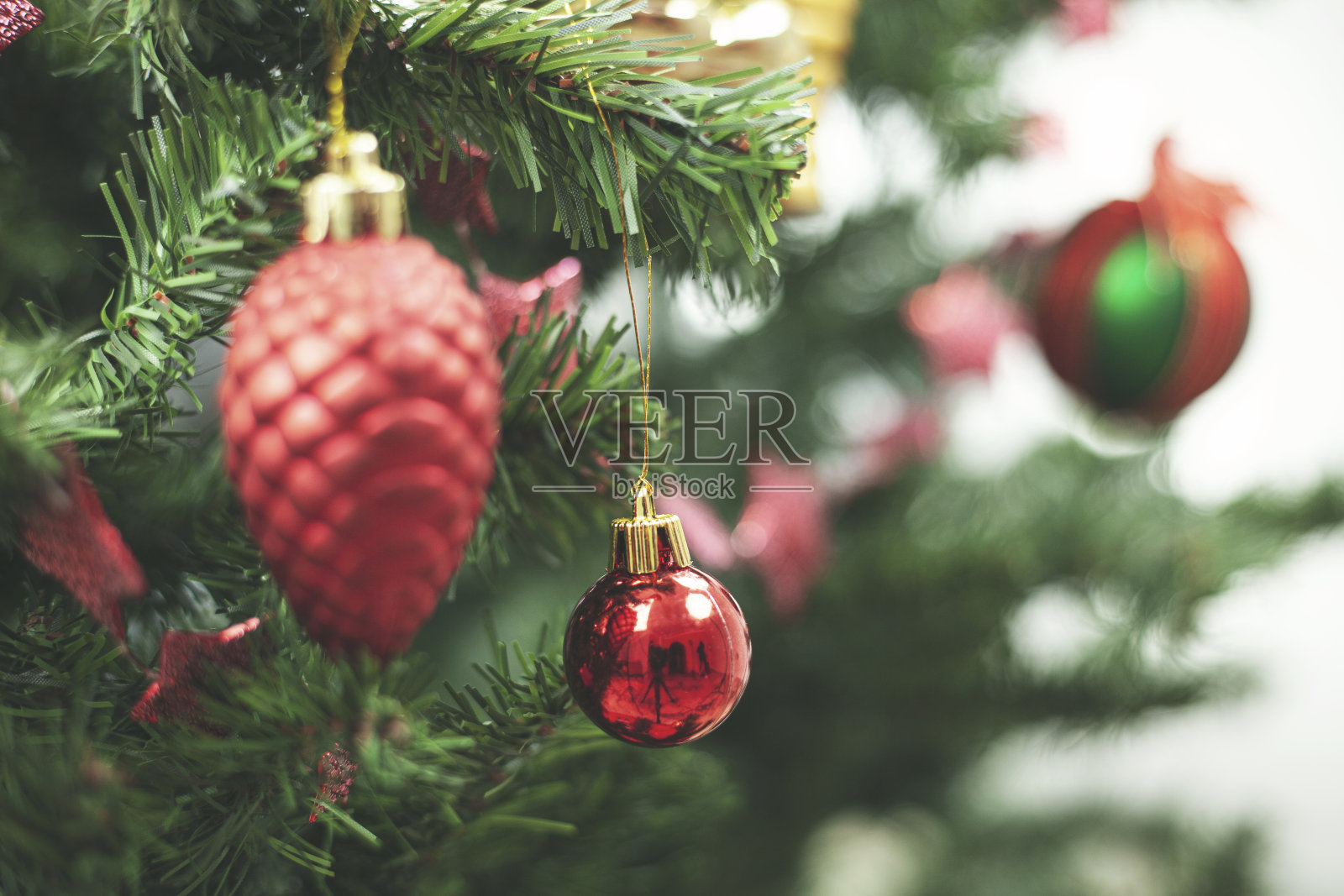 圣诞组成。圣诞礼物，圣诞树。照片摄影图片