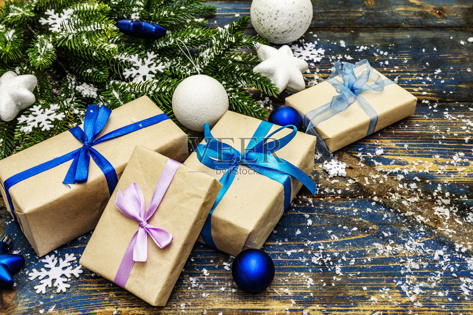 白色和蓝色的圣诞球和星星，冷杉树枝和雪花照片摄影图片