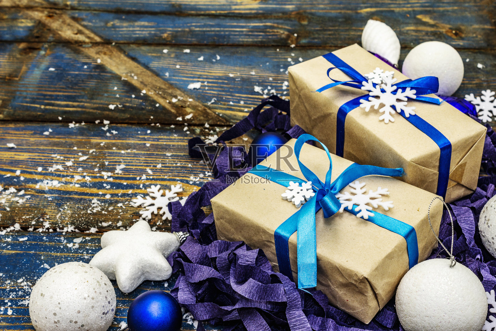 白色和蓝色的圣诞球和星星，冷杉树枝和雪花照片摄影图片