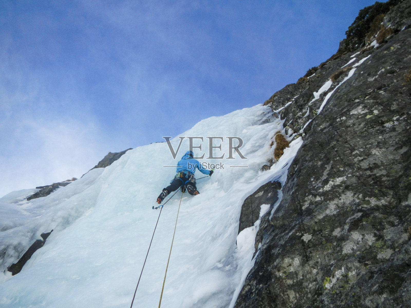 攀登者在爬冰时照片摄影图片