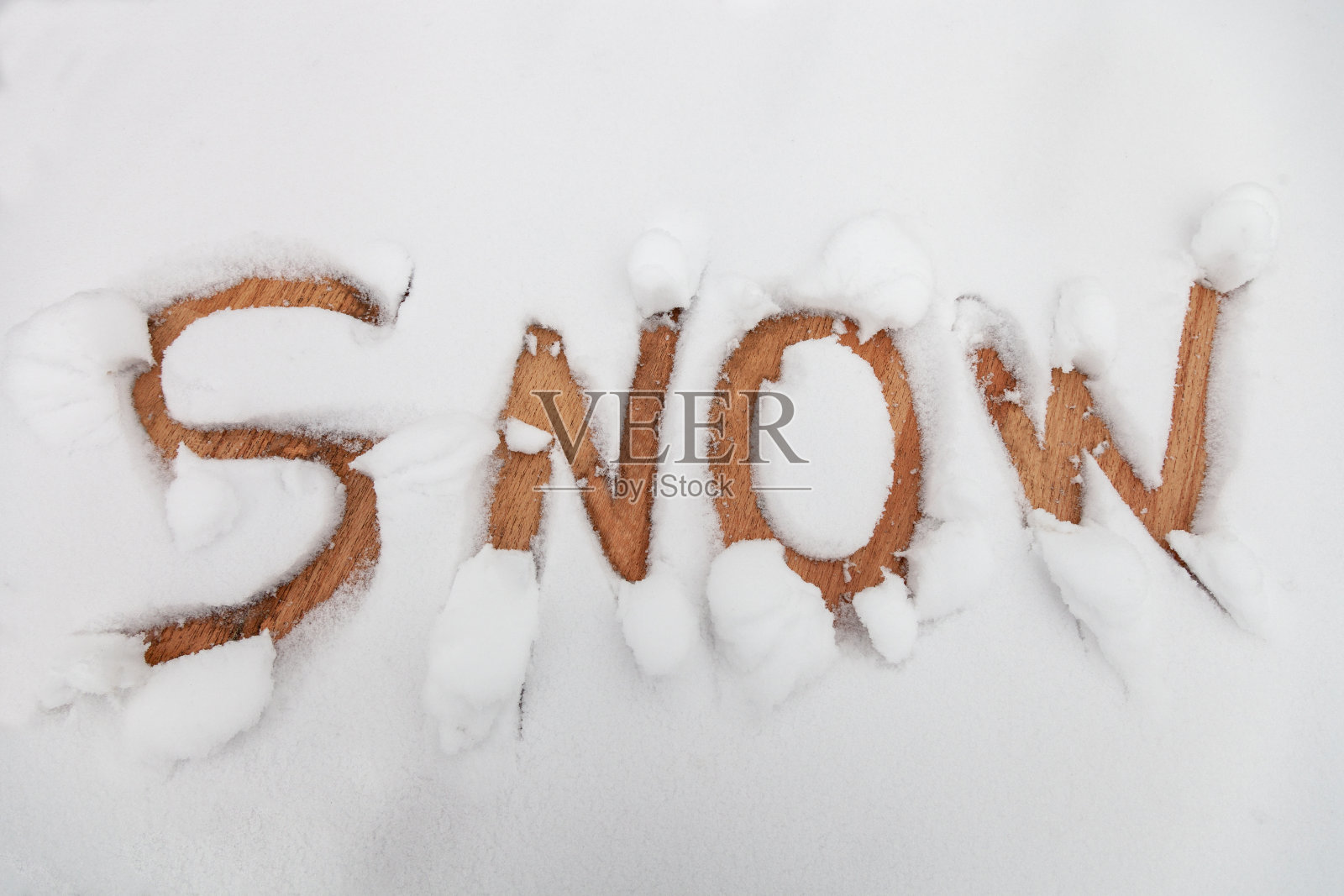 “雪”这个词被写在积雪的表面上照片摄影图片